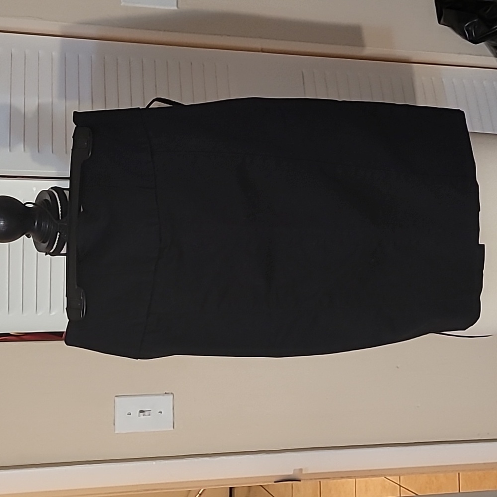 XXI Brand Size XS Woman's Black Pencil skirt with zipper on side; Slit in back.